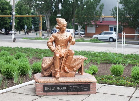 Image - Huliaipole: Nestor Makhno monument.